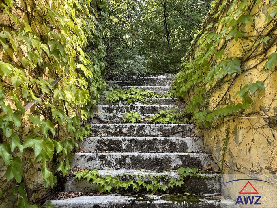 * Historisches Jagdschlösschen im Bezirk Mistelbach *