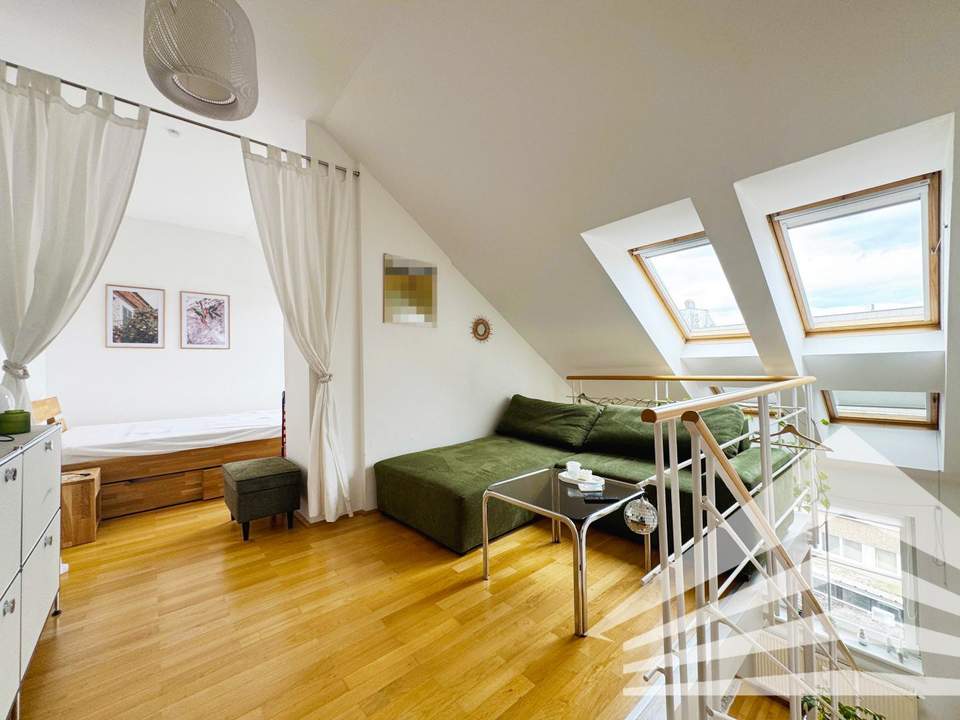 Ruhige 2 Zimmer DG-Galerie-Wohnung mit Küche in bester Zentrumslage