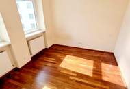 Zwischen Wiener Klassik und Naschmarkt Vibes - Ihr Zuhause mit Charme! Hofseitiger Balkon + Ruhiges Schlafzimmer! HIP und TRENDY die Gegend - Magisch schön das Altbauhaus - Ein MUST HAVE die Wohnung!