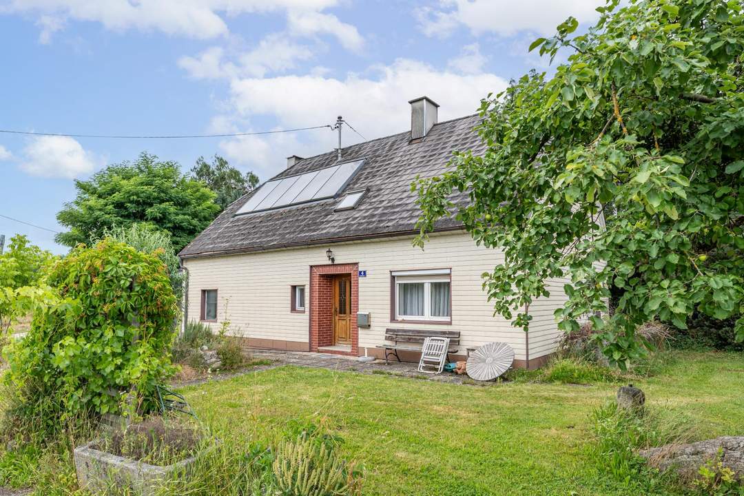 Einfamilienhaus mit Nebengebäuden und großem Grundstück Nähe Enns