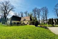 Prunkvolles Schloß mit Park und Schloßteich