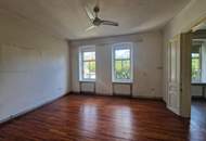 SANIERUNGSBEDÜRFTIGES, CHARAKTERSTARKES EINFAMILIENHAUS IN GUTER WOHNLAGE UND BAHNHOFSNÄHE