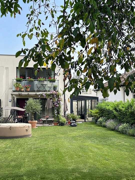 FAMILIENDOMIZIL MIT GARTEN UND GARAGE