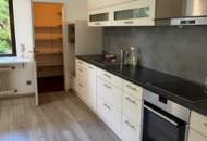 "Einfamilienhaus mit 1110m² Grund mitten im Ort!"