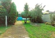 Solides Einfamilienhaus mit Garten und großer Halle