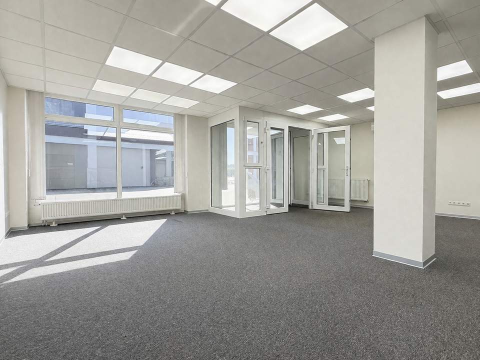 Sichtbares Büro mit großer Glasfront, Seminarraum und Klimaanlage