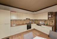 Geräumiges Stockhaus mit angebautem Laubengang und Garagentrakt