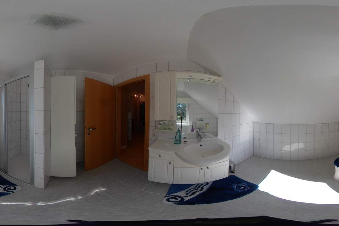 Haus mit zwei getrennten Wohneinheiten in ruhiger Lage