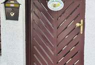 Ruhelage: Gepflegtes Einfamilienhaus mit Schwimmteich, bereit zum Einzug