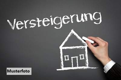 Kellerabteil mit großzügiger Nutzfläche und Stellplätzen