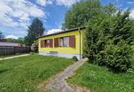ZWEI WOHNHÄUSER - TRAUMHAFTER BUNGALOW UND KLEINES SOMMERHAUS SAMT PARKÄHNLICHEM GARTEN MIT HERRLICHEM ALTBAUMBESTAND