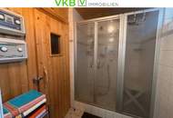 „Drei Wohnungen – ein Zuhause: Großzügiges Mehrfamilienhaus mit Pool, Sauna & Fernblick“