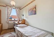 Imposante Landhausstil-Liegenschaft eingebettet in einem idyllischen Gartenparadies mit Schwimmteich und Grünbestand