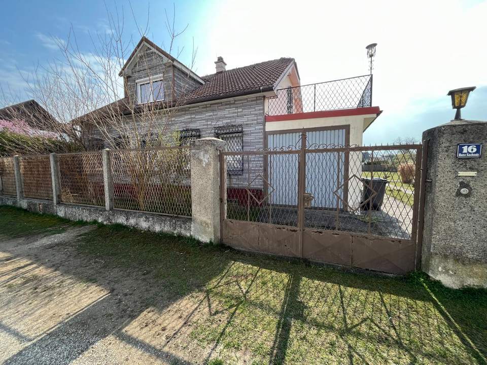 Sanierungsbedürftiges Haus auf großem Grundstück