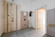 HOFRUHELAGE mit GRÜNBLICK | Sanierungsbedürftiger Altbau | Ca. 8,7 m² Balkon-Option (baubewilligt) | Nähe Einsiedlerpark, U4 Margaretengürtel, künftiger U2-Station Reinprechtsdorfer Straße