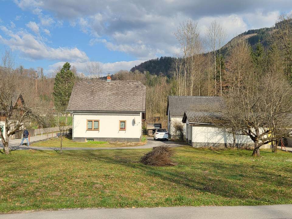 Ein nettes kleines Haus mit großzügigem Grund in sonniger Lage im Ortsteil von Mooslandl!