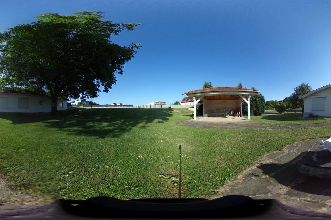 Villa mit Wintergarten und Nebengebäude