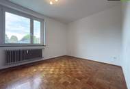 Teilsanierte 3-Zimmer-Wohnung im 1. Obergeschoss mit großzügiger Loggia