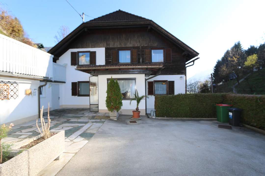 Ein- Zweifamilienhaus mit Einliegerwohnung Garage und 3 Carport