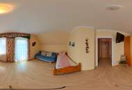 „Wohnen & Wohlfühlen im Hügelland – vielseitige Immobilie mit 8 Gästezimmern & Privatwohnung“