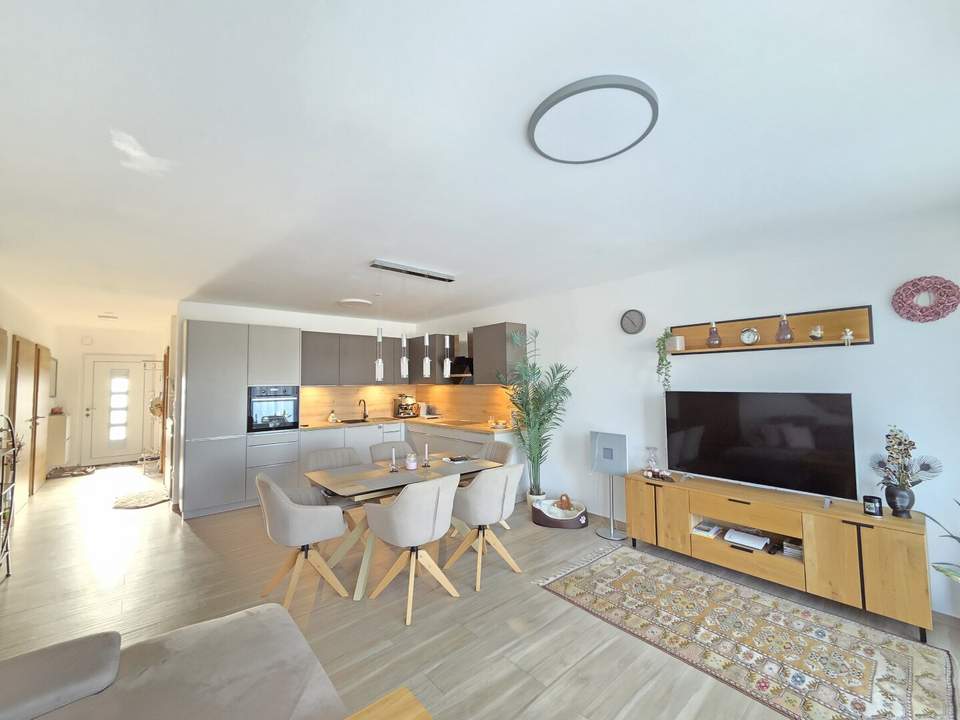 Geniale, äußerst saubere EG Wohnung mit Ostterrasse samt Eigengrund in absoluter Ruhelage mit Carport und Parkplatz im Wohnungseigentum !