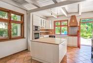 Grüne Oase in Prestige-Lage, Stilvilla mit ca. 1.600 m² Grund, Gästehaus, 2 Garagen und großem Pool