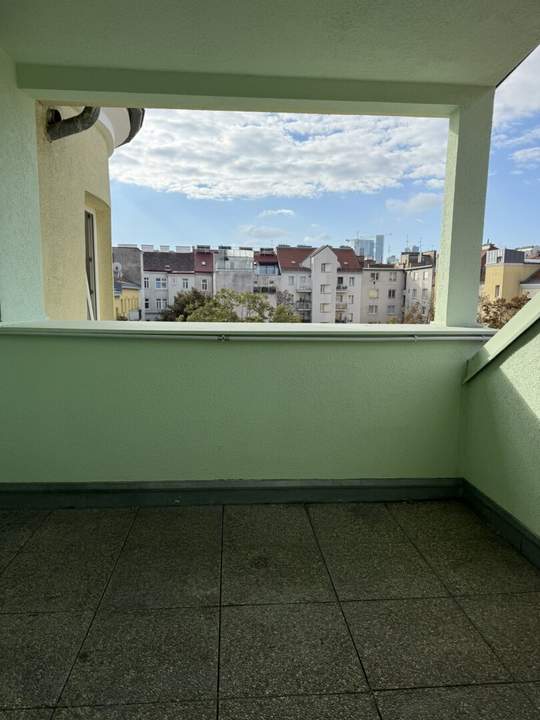 Unbefristete Dachgeschoßwohnung (mit Klimaanlage) mit Hofruhelage und Terrasse in der Flurschützstraße