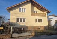 LIEBEVOLLES EIN- BZW. MEHRFAMILIENHAUS IN TRAUMHAFTER WOHNLAGE MIT HERRLICHEM FERNBLICK DIREKT AN FELDER DER REGION ANGRENZEND