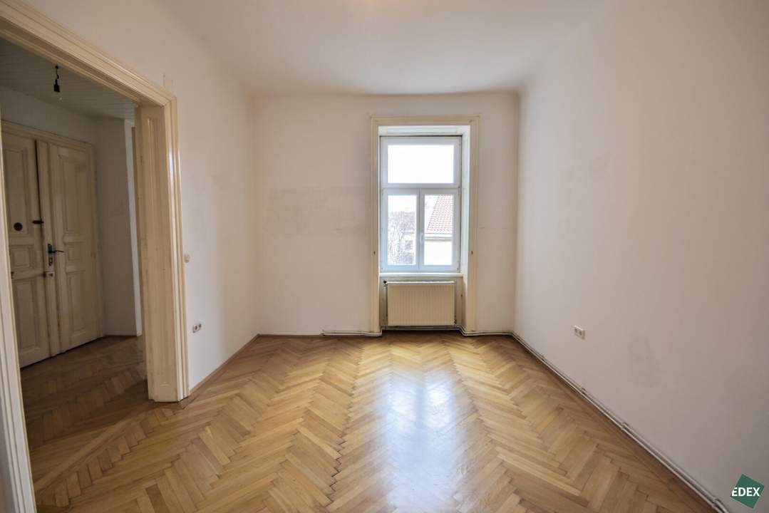 Schöner 2-Zimmer-Altbau mit hofseitigem Schlafzimmer und Balkon