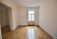 Schöner 2-Zimmer-Altbau mit hofseitigem Schlafzimmer und Balkon