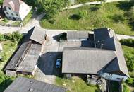 Stark Renovierungsbedürftiges Haus mit Schuppen und Garagen in Spielberg / Melk