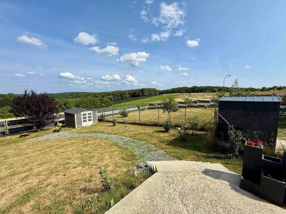Modernes Wohnen im Grünen: Holzriegel-Einfamilienhaus mit Einliegerwohnung & Traumblick auf 1.800m²