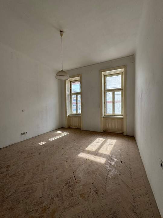 sanierungsbedürftige Charmante 2-Zimmer-Altbauwohnung mit Potenzial in zentraler Ruhelage