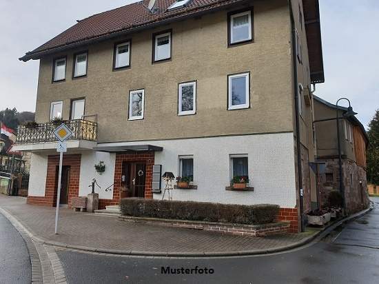 Gemischt genutzte Liegenschaft mit Geschäftslokal, mehreren Wohnungen und zusätzlichem Wohnhaus