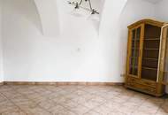 Wohnhaus mit 2 Einheiten, großer 2-stöckiger Garage und gemütlichem Garten