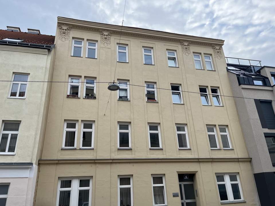 Abt-Karl-Gasse - Zinshaus mit baugenehmigtem DG-Ausbau, Nähe Kutschkermarkt