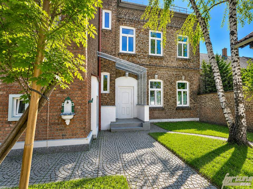 BACKSTEINBAU MIT HAUSCHARAKTER FRISCH SANIERTE 4-ZIMMER FAMILIENWOHNUNG, SOFORT BEZUGSFERTIG