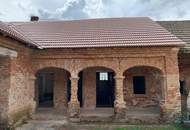 Traditioneller Vierkanthof im Dornröschenschlaf