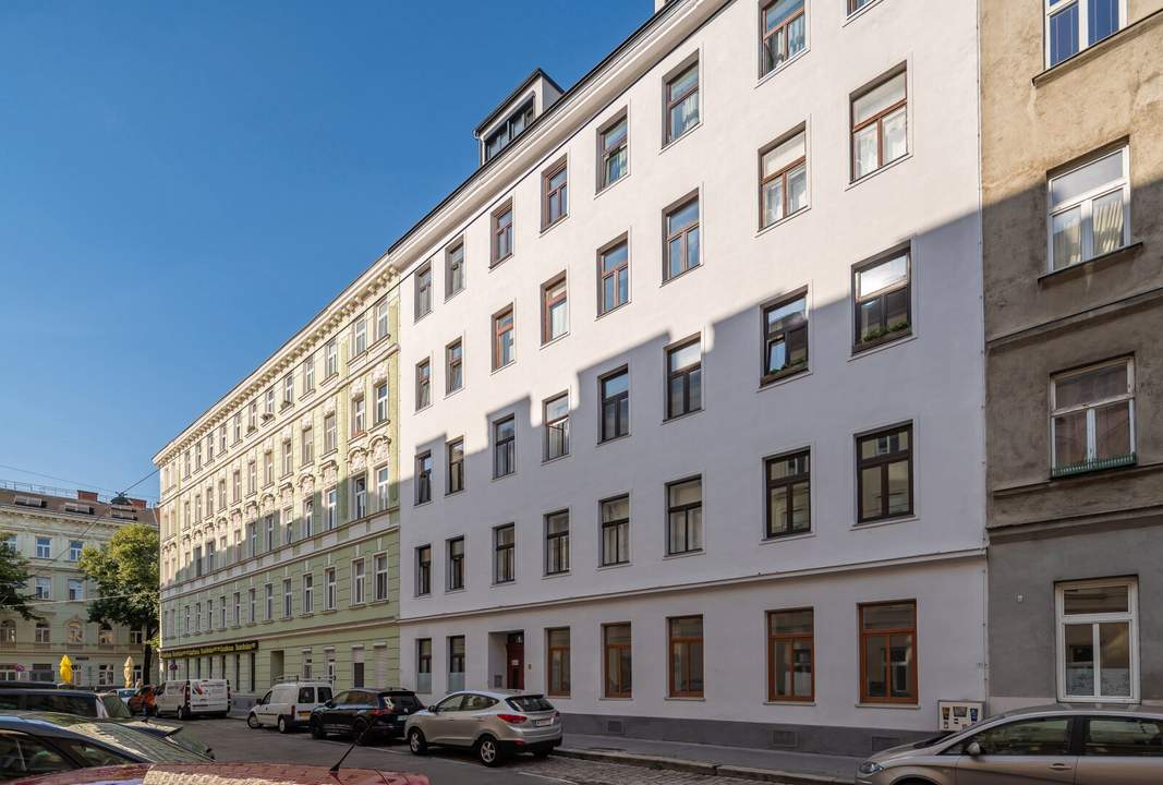 ++NEU++ Renovierungsbedürftige 4-Zimmer Altbauwohnung im Erdgeschoss!