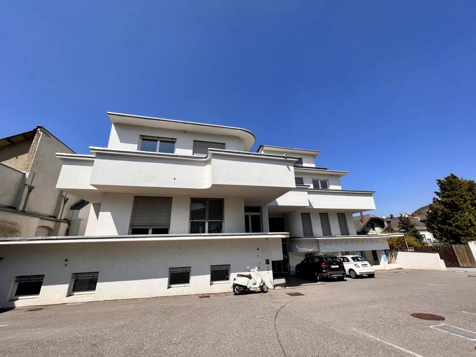 moderne Ordinationsräume mit Blick am Schlossberg | großzügige Außenflächen