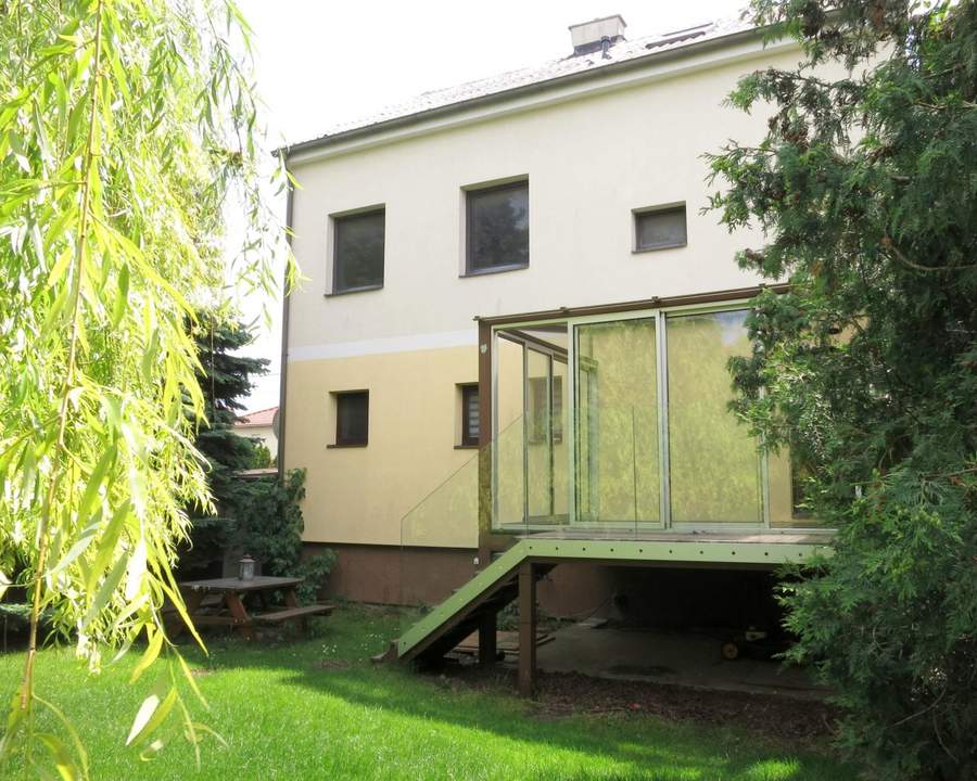 7-Zimmer Familienhaus mit Wintergarten und idyllischem Garten !
