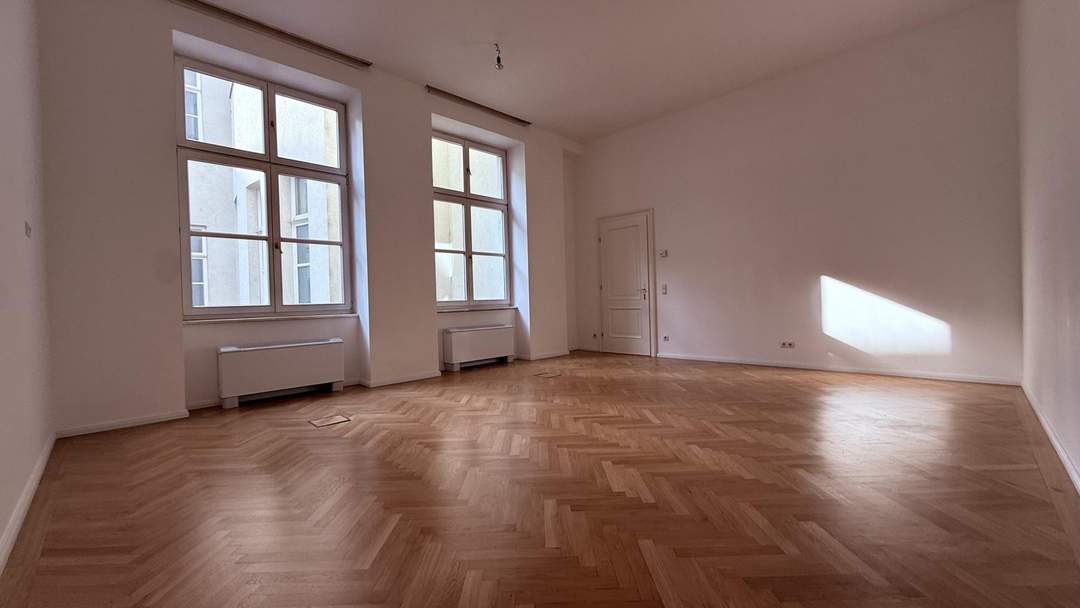 Bürofläche mit Balkon und Blick zum SCHOTTENRING - U2 &amp; U4 Nähe