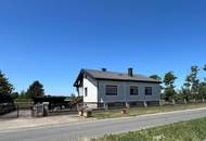 *ORTSRANDLAGE:* Wohnhaus mit sehr schönem, ebenen Garten und großzügigem Grundstück.