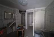 WOHN- UND GESCHÄFTSHAUS ALS GROSSZÜGIGES LANDHAUS MIT GESCHLOSSENEM INNENHOF, WERKSTATT, BÄCKEREI, KAFFEEHAUS UND NEBENGEBÄUDEN