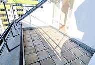 WOW! Stylischer Wohntraum im Dachgeschoss! Frisch saniert + Ruhelage + Traumhaftes Altbauhaus + Hofseitige Terrasse + U-Bahn ums Eck + Beste Infrastruktur und Anbindung!