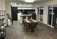 Zuhause ankommen: Traumhaus mit Salzwasserpool und moderner Gartengestaltung.