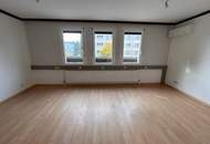 100 m² Praxis oder Bürofläche mit 2 Parkplätzen