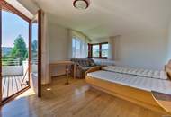 Exklusivität und Privatsphäre pur auf 2.610 m2 Grundfläche! Von der Terrasse in den Schwimmteich.