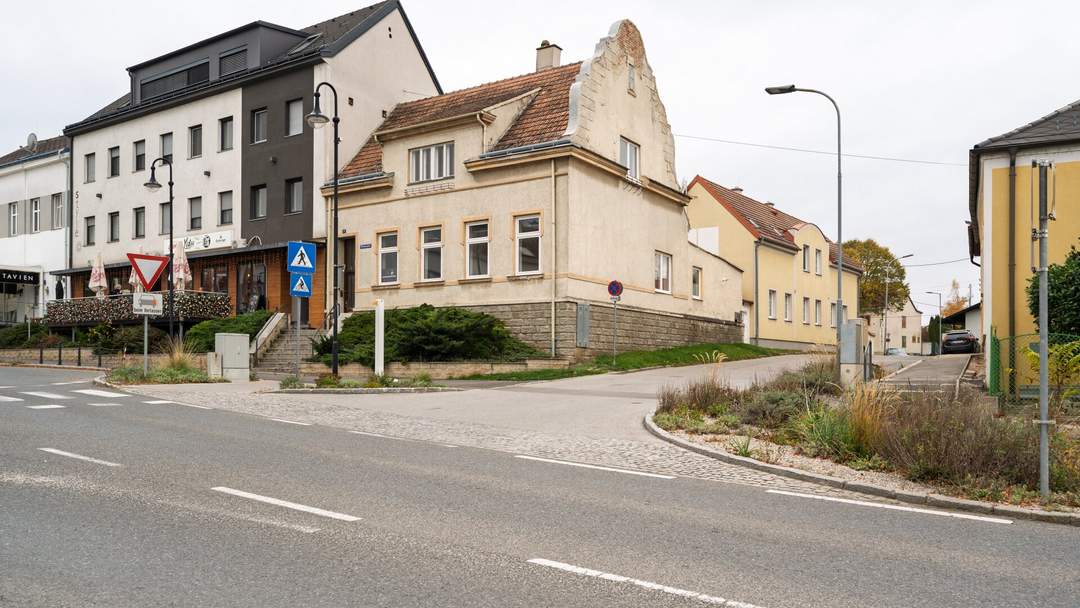 Sanierungsbedürftiges Ein / Zweifamilienhaus in Kerngebiet von Gänserndorf