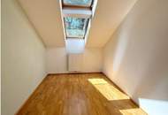 Hofseitige Drei Zimmer DG-Wohnung Nähe U3 Kardinal Nagel Platz!